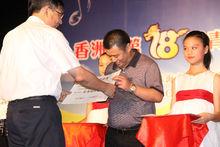 樂團團長朱國旺校長在領獎瞬間