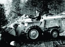 1957年滑移裝載機在工作