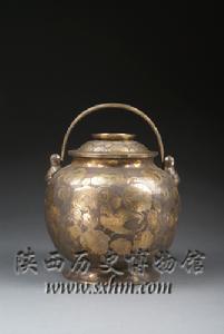 唐鎏金鸚鵡紋提梁銀罐 唐鎏金鸚鵡紋提梁銀罐