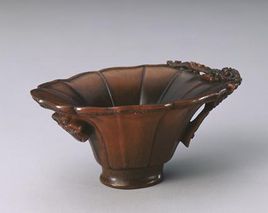 清犀角雕螭柄花形杯 清犀角雕螭柄花形杯