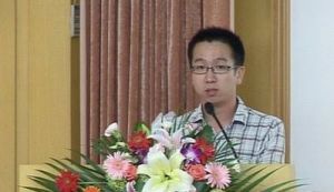 微博上曝光的2010年復旦大學助學儀式上黃洋發言的照片
