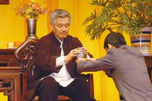 （圖）本山接客群弟子叩拜