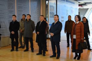 圖右三為汶川縣委書記張通榮，右二為成都天府大弘農業科技有限公司董事長晏旭