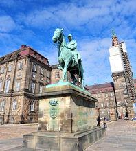 克里斯蒂安九世騎馬像