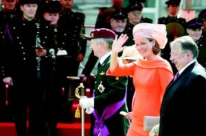7月21日，在比利時首都布魯塞爾，比利時王妃瑪蒂爾德走向觀禮台。當日是比利時國慶日，國王阿爾貝二世在布魯塞爾王宮門前檢閱了三軍儀仗隊。