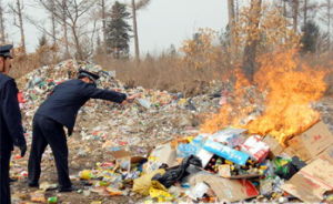 （圖）工商管理部門工作人員銷毀三無產品