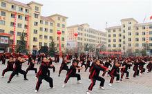 嵩山少林寺武校的學員在訓練武術