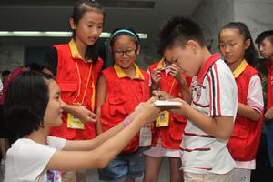 《愛在汶川》冬粉追逐索要簽名