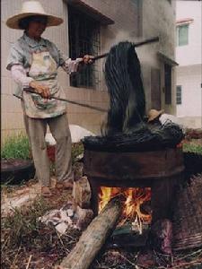 圖5 金渡花席編織：染色