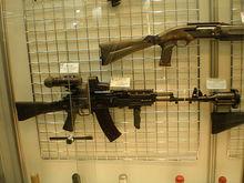 在護木上整合皮卡汀尼導軌的AK100