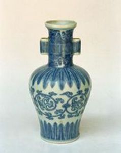 清雍正青花海石榴貫耳瓶