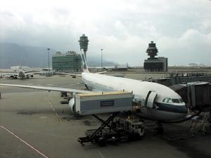 遠處為航空交通管制樓及指揮塔與備用樓