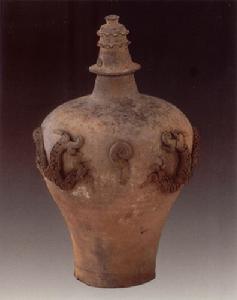 明代素胎堆塑雙龍搶珠紋帶蓋陶梅瓶