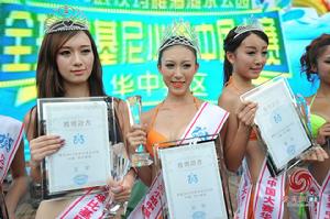 余陳秋子頒獎照片(左一)