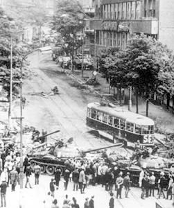 蘇聯軍隊入侵布拉格，60萬以上的軍隊占領了這個進行政治改革的國家。 