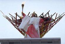 伊藤綠點燃火炬