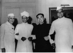 這是1954年6月下旬，應邀訪問印度時，和印度總統拉金德拉·普拉沙德（右一）、副總統薩瓦帕利·拉達克里希南（右三）、總理賈瓦哈拉爾·尼赫魯合影。（相關圖片）