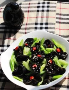 黑木耳拌西芹 黑木耳拌西芹