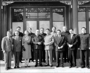 (圖)1960 年4月6日,中國國務院總理周恩來會見來訪的智利大學校長、拉丁美洲大學聯合會主席胡安·戈麥斯·米利亞斯率領的智利教育代表團。