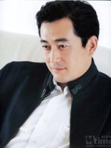 《龍虎人生》中飾演杜松山