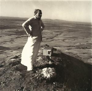 美赫巴巴在閉關山上，身後是小屋