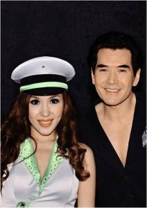 年代秀助理主持星丹與費翔