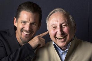 伊桑&middot;霍克與西默&middot;伯恩斯坦（右）