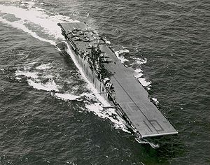 約克城號在外號進行巡邏。甲板上搭載了15架F6F戰機。攝於1943年。