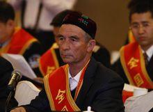 買買提江·吾買爾參加社會活動時的照片