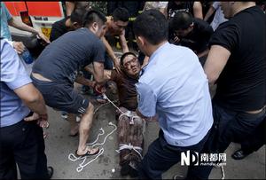 廣州醉酒男鬧市鑽車底