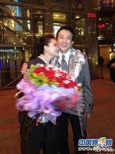 蔡遠航在北京世貿天階巨幕下向女友孫茜求婚