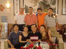 一家老小向前沖劇照一