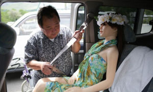 已婚大叔愛上充氣娃娃