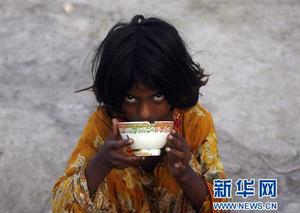 一個隨父母躲避洪災來到此處的女孩喝茶