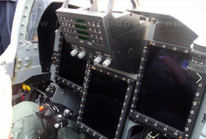 三個多功能顯示器（MFD）一個平顯（HUD）