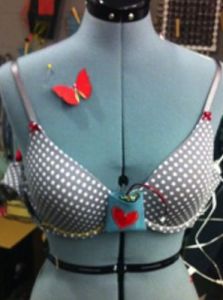 這個“智慧型文胸”中裝有感測器，能夠監控心臟和皮膚的情況。