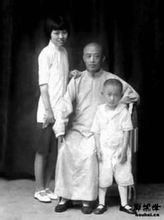 年輕時的李宗吾先生與家人合影