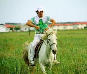 草原的月亮[趙真詞曲，趙真，昂格麗瑪演唱]