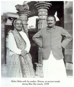 1939年藍車旅行期間，美赫巴巴與母親希芮茵，在古廟前