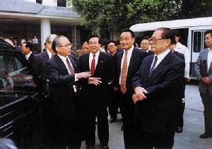 1999年4月22日，總書記和吳邦國副總理視察長安汽車公司
