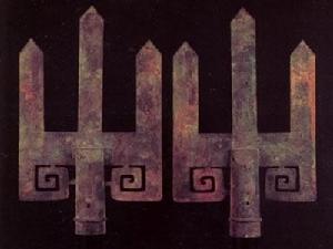 銅“山”字形器