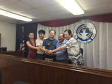 顧喚予與塞班島華人商會成員合影