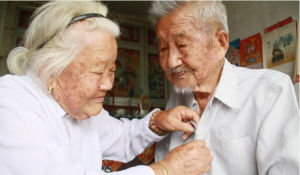 老年夫妻相互照相
