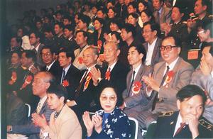 1998年11月26日，第二屆全國公務員國語大賽在廣州市舉行，全國人大常委會副委員長許嘉璐（二排左三）等領導親臨決賽電視直播現場。