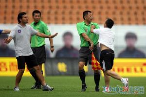 青島球迷衝進場地欲打裁判。