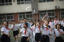 孩子們放飛航模