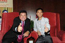 湯姆&middot;霍普金斯和黃景發