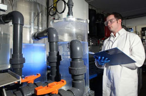 AFS公司的一位技術人員在二氧化碳空氣捕獲設備旁進行記錄。