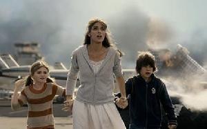 影片中女主角帶著孩子逃生。