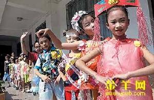 學生進行環保時裝表演-記者吳萬生攝